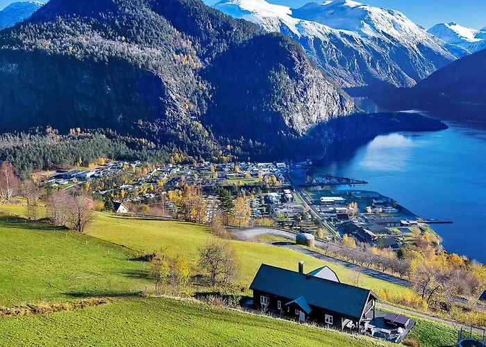 8 Person In * Valldal